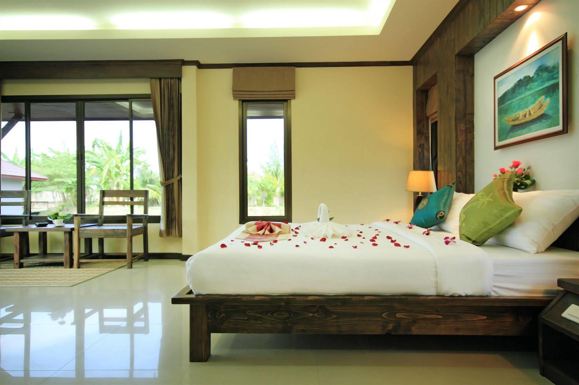 The Villa Laemhin Lagoon Resort Phuket Buitenkant foto